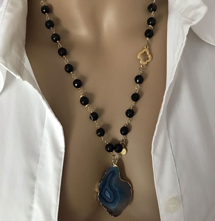 Svart agat halsband med stenar - C.M.H Design Jewellery