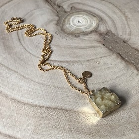 Halsband med gul fyrkantig sten