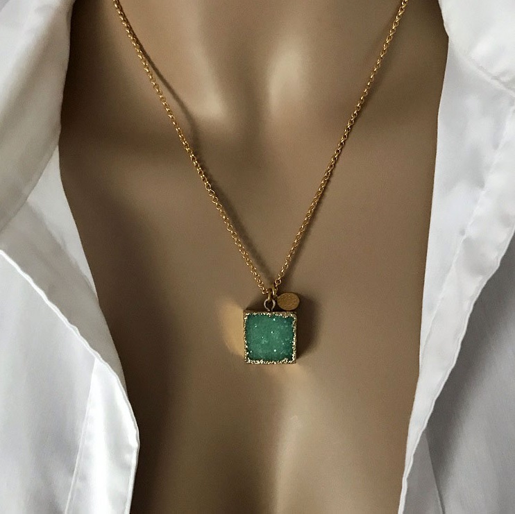 Halsband med grön sten guld
