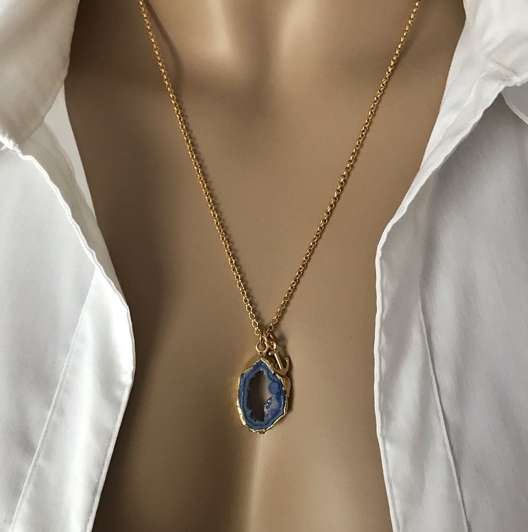 Halsband med blå ihålig agat Geod sten - C.M.H Design Jewellery