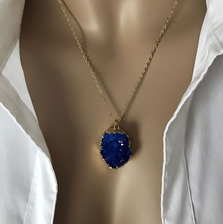 Guldpläterat halsband med blå Druzy Agat sten - C.M.H Design Jewellery