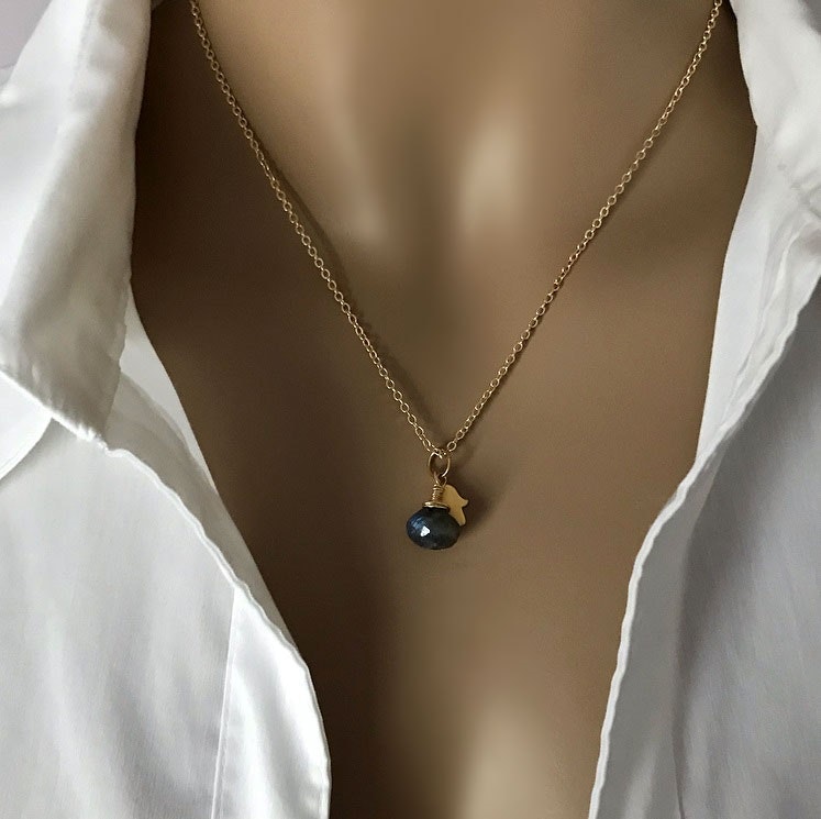 Guldpläterat halsband med liten Labradorit sten - C.M.H Design Jewellery