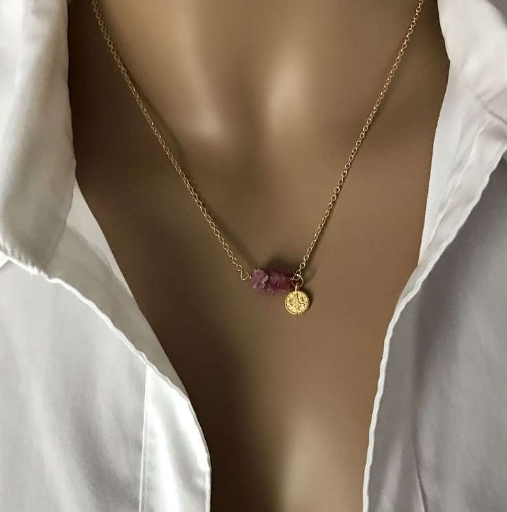Kort halsband med små råa rosa turmaliner guld