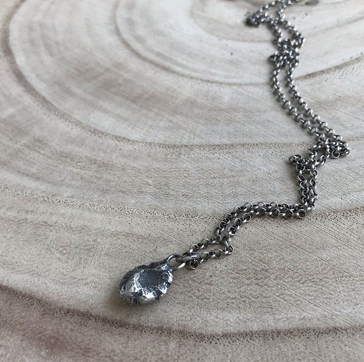 Oxiderat rustikt silverhalsband med tjockt hänge