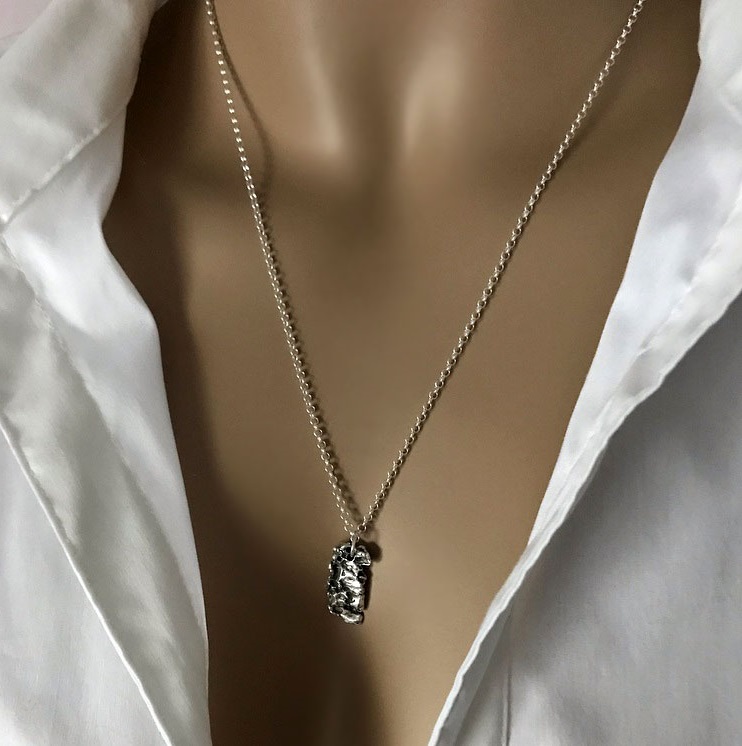 Halsband med avlångt rustikt hänge äkta silver