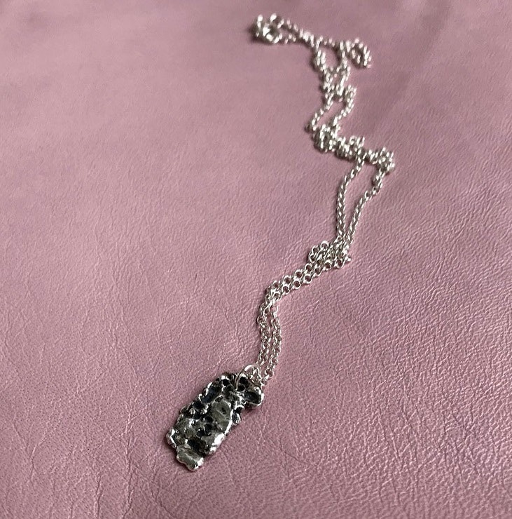 Halsband i silver med kedja och avlång bricka