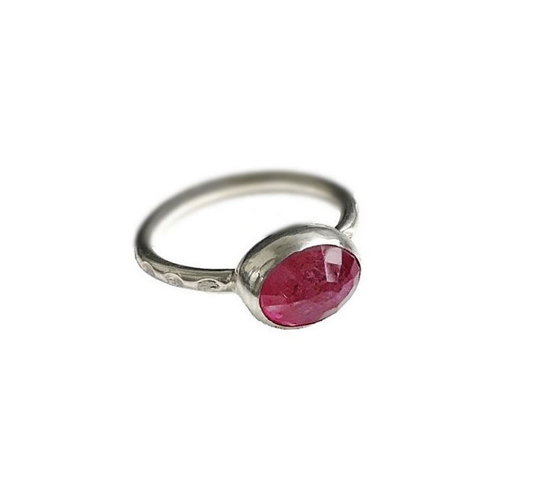 Mönstrad ring med rosa oval sten