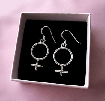 Silverörhängen med symbol kvinna