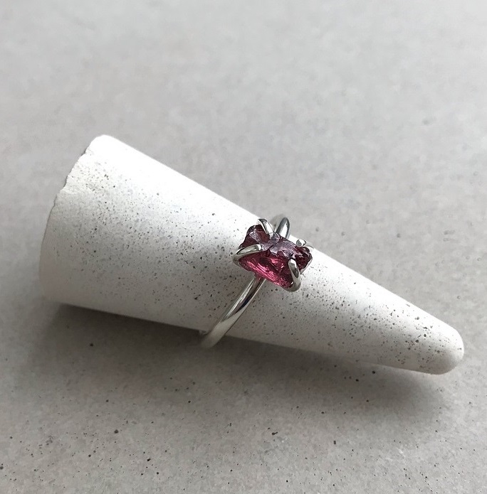 Röd granat ring i silver med rå kristall
