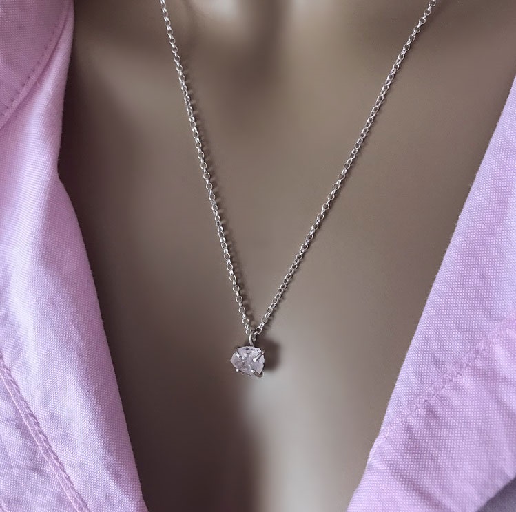Rosenkvarts halsband i silver med rå sten