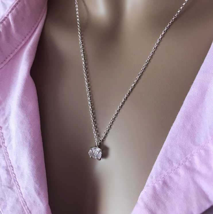 Halsband med rå liten Rosenkvarts sten