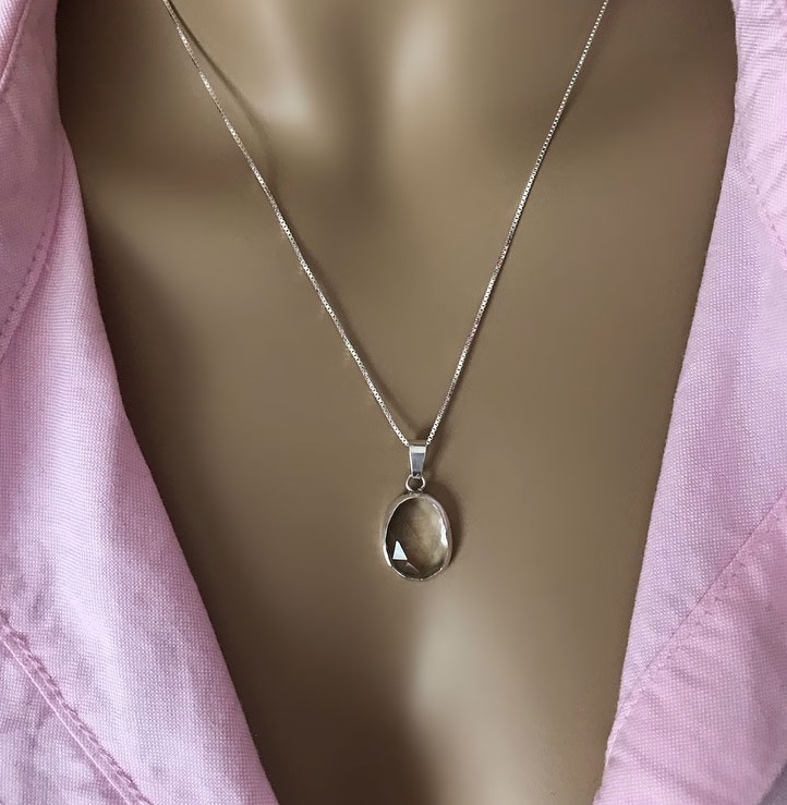 Halsband i silver med genomskinlig sten