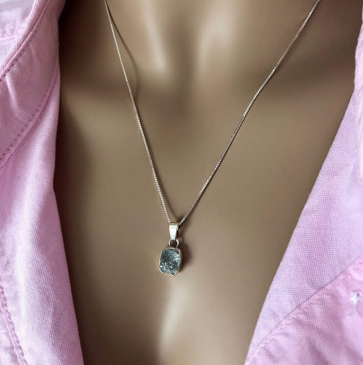 Halsband med rå blå Akvamarin silver
