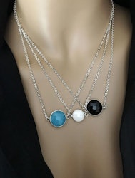Halsband med inramad glassten