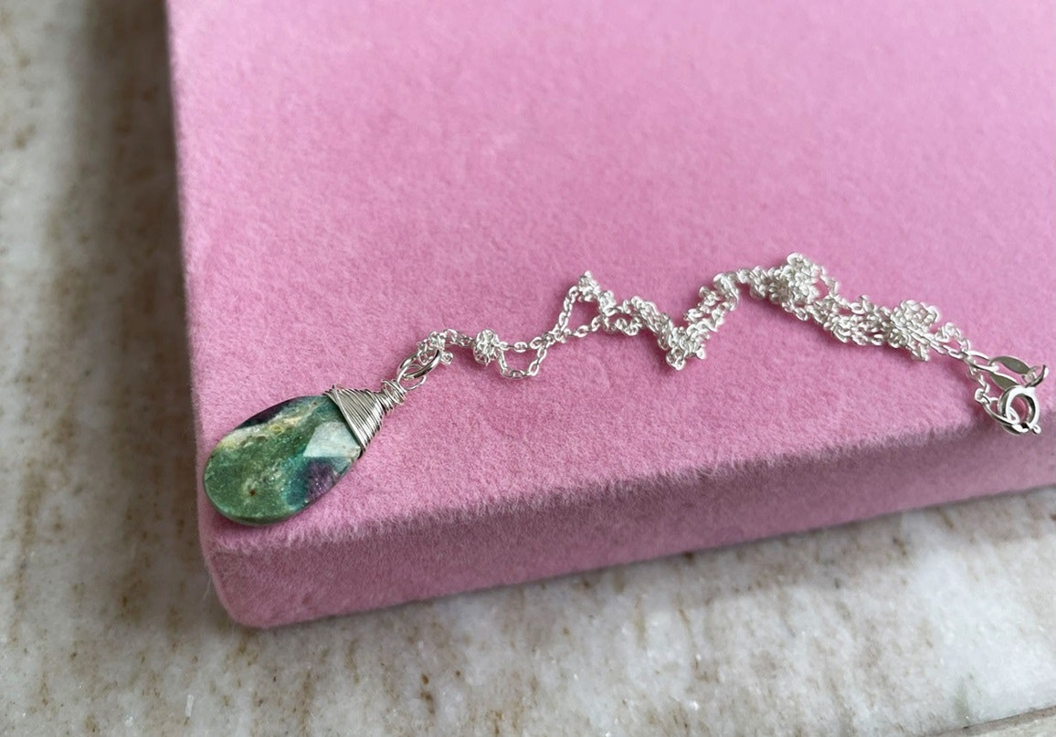 Halsband grön Fuchsit med rubin droppe silver