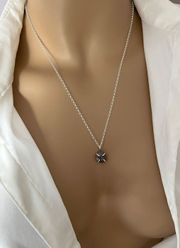 Silverhalsband med grå Safir