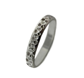 Mönstrad ring i silver
