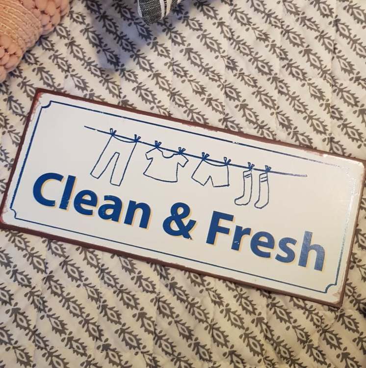 Plåtskylt "Clean & Fresh"