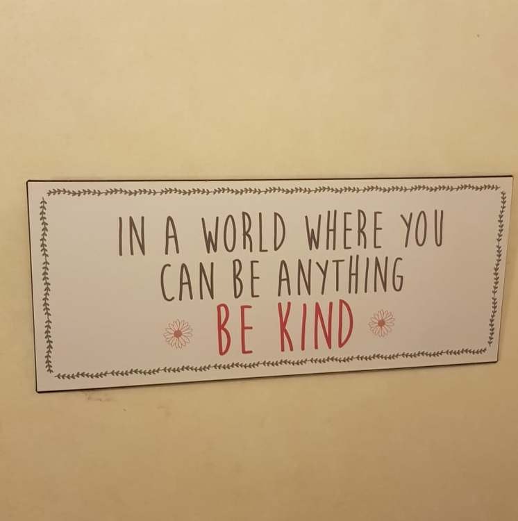 Skylt "Be kind"