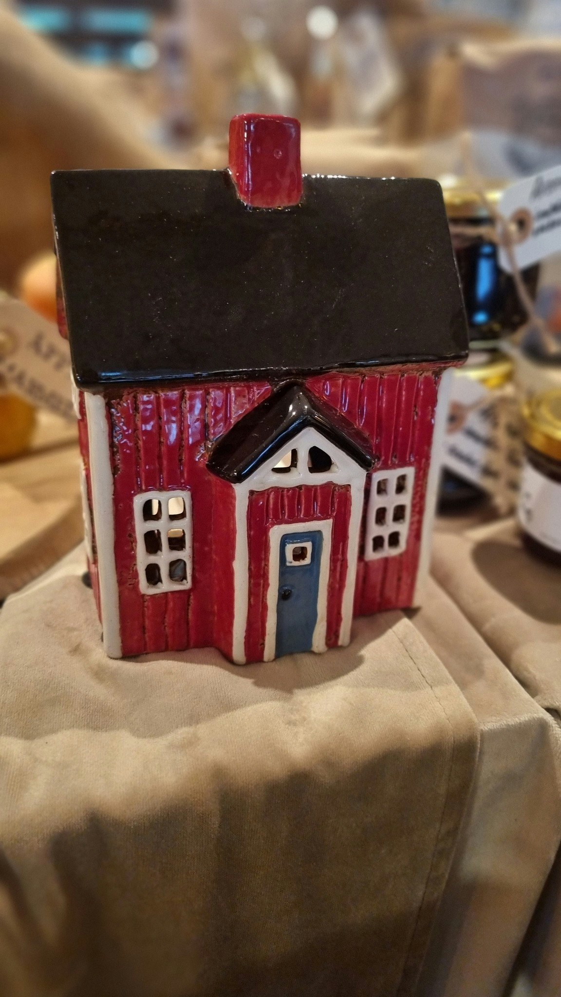 Rött hus i keramik