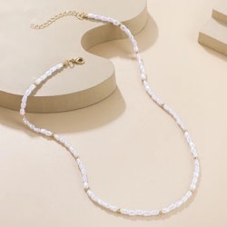 Smalt pärlhalsband med gulddetaljer