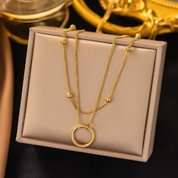 Dubbelhalsband med ring och gulddetaljer