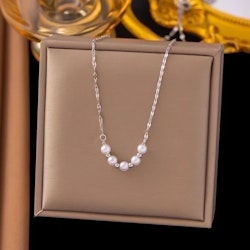 Silverfärgat halsband med pärlor