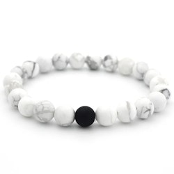 Vitt armband med svart accentsten