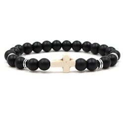 Armband med vitt kors i naturliga stenar