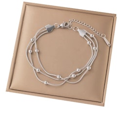 Silverfärgat armband med pärldetaljer
