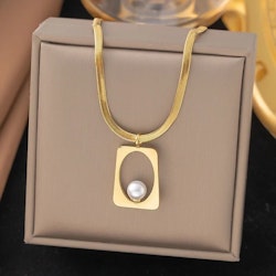 Halsband med geometriskt hänge och pärla