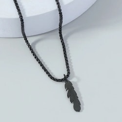 Svart halsband med fjäderhänge, 59 cm