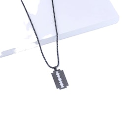 Svart halsband med rakbladshänge, 60 cm