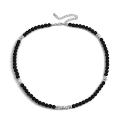 Halsband med svart och vitt i harmonisk kontrast