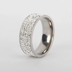 Bred rostfri ring med gnistrande kristaller