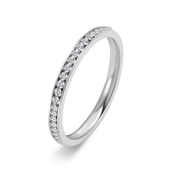 Tunn silverring med gnistrande stenar