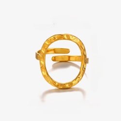 Justerbar ring med hamrad oval