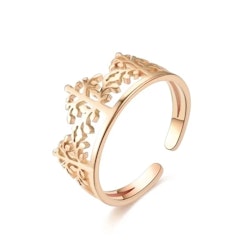 Roséfärgad ring med träd i utskuren design