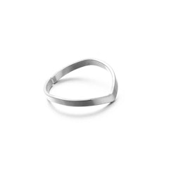 Modern ring i vinklad design
