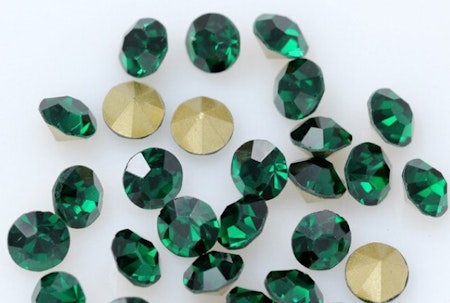 Rhinestones Emerald point back 10mm 1st