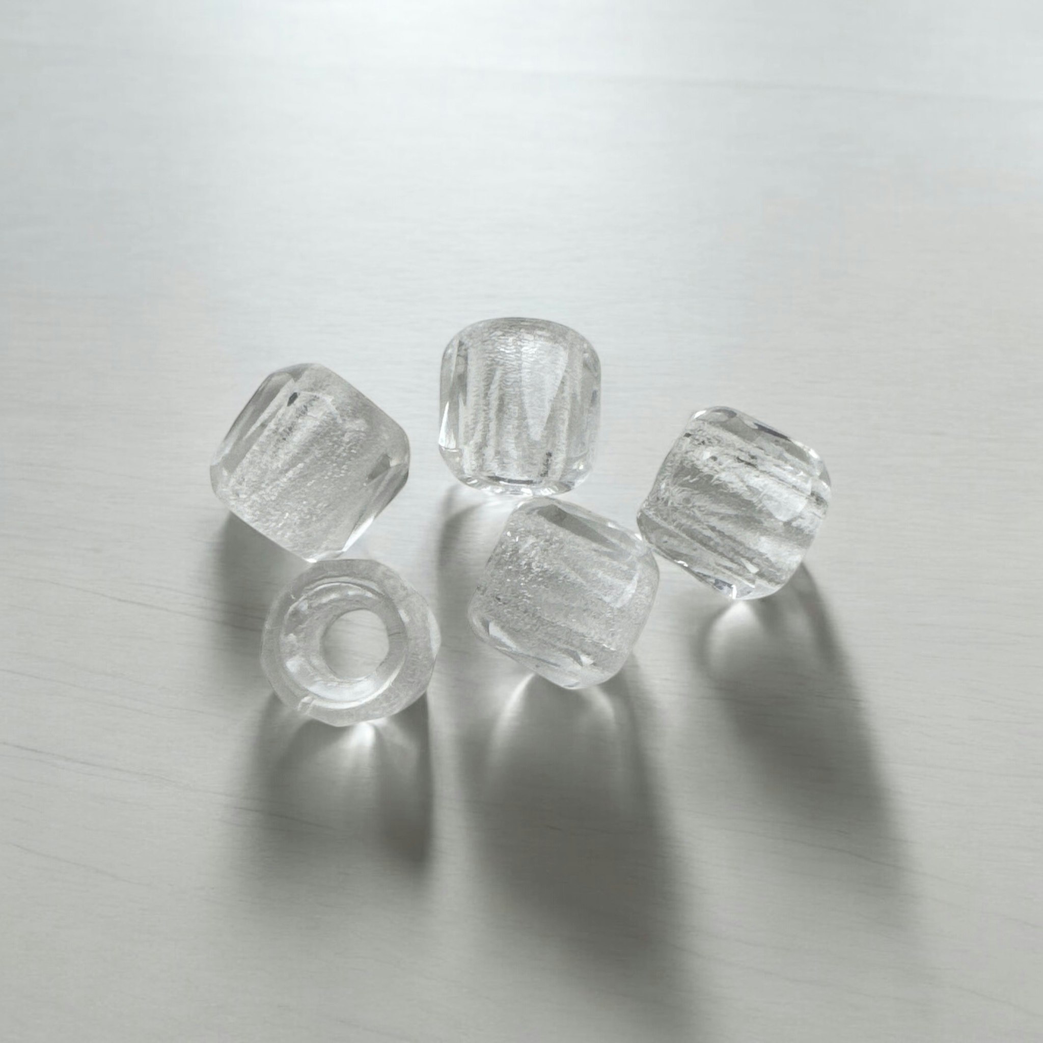 5 Genomskinliga Facetterade Glaspärlor.