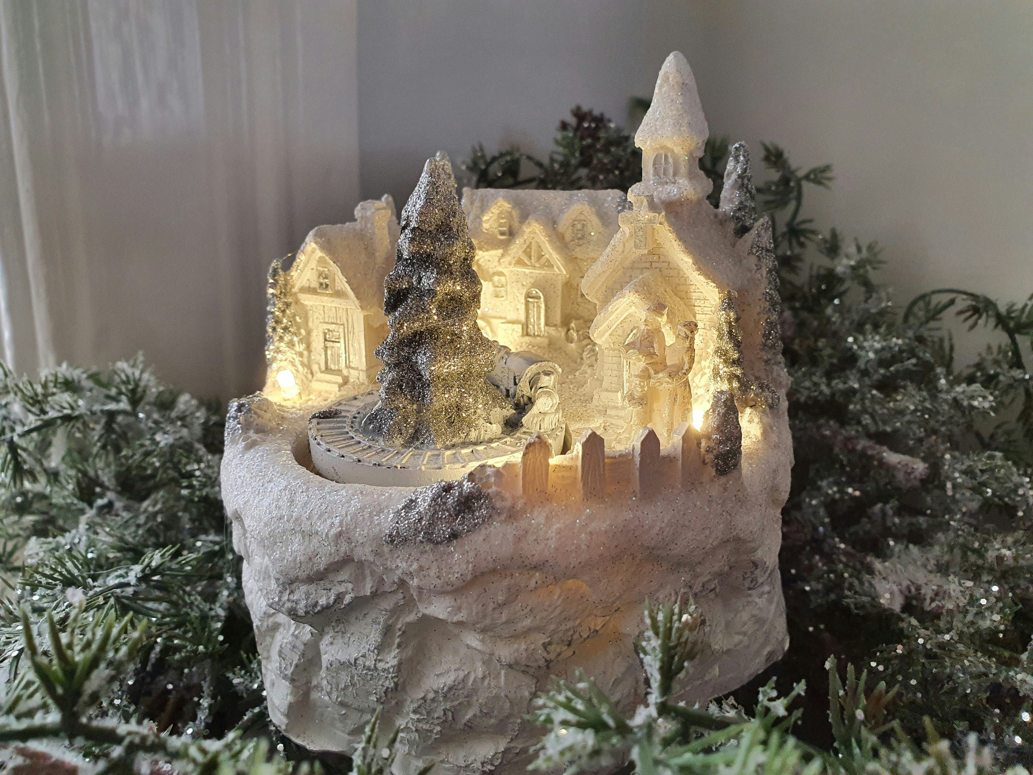Vit gnistrande julby med karusell och LED - Inredning och dekoration.