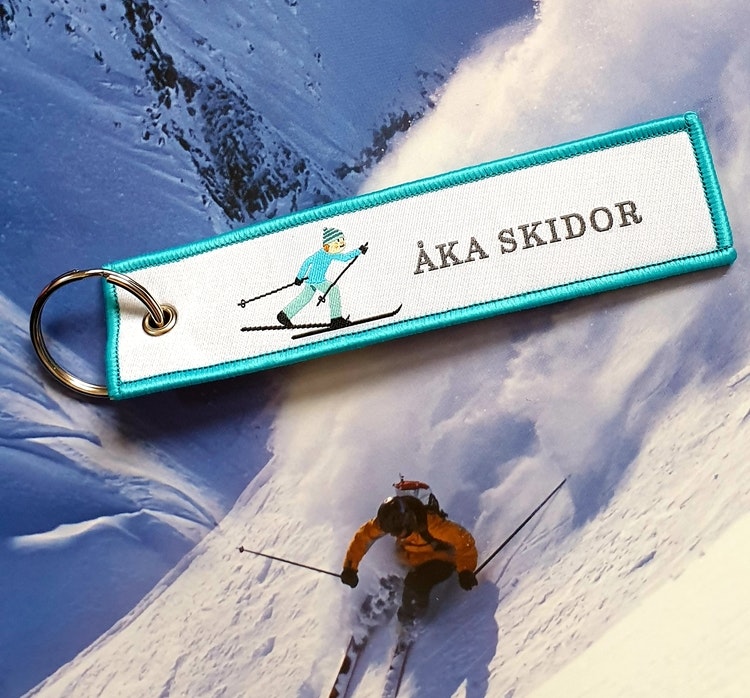 ÅKA SKIDOR Nyckelring/tag