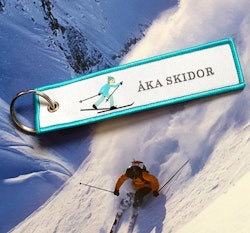 ÅKA SKIDOR Nyckelring/tag