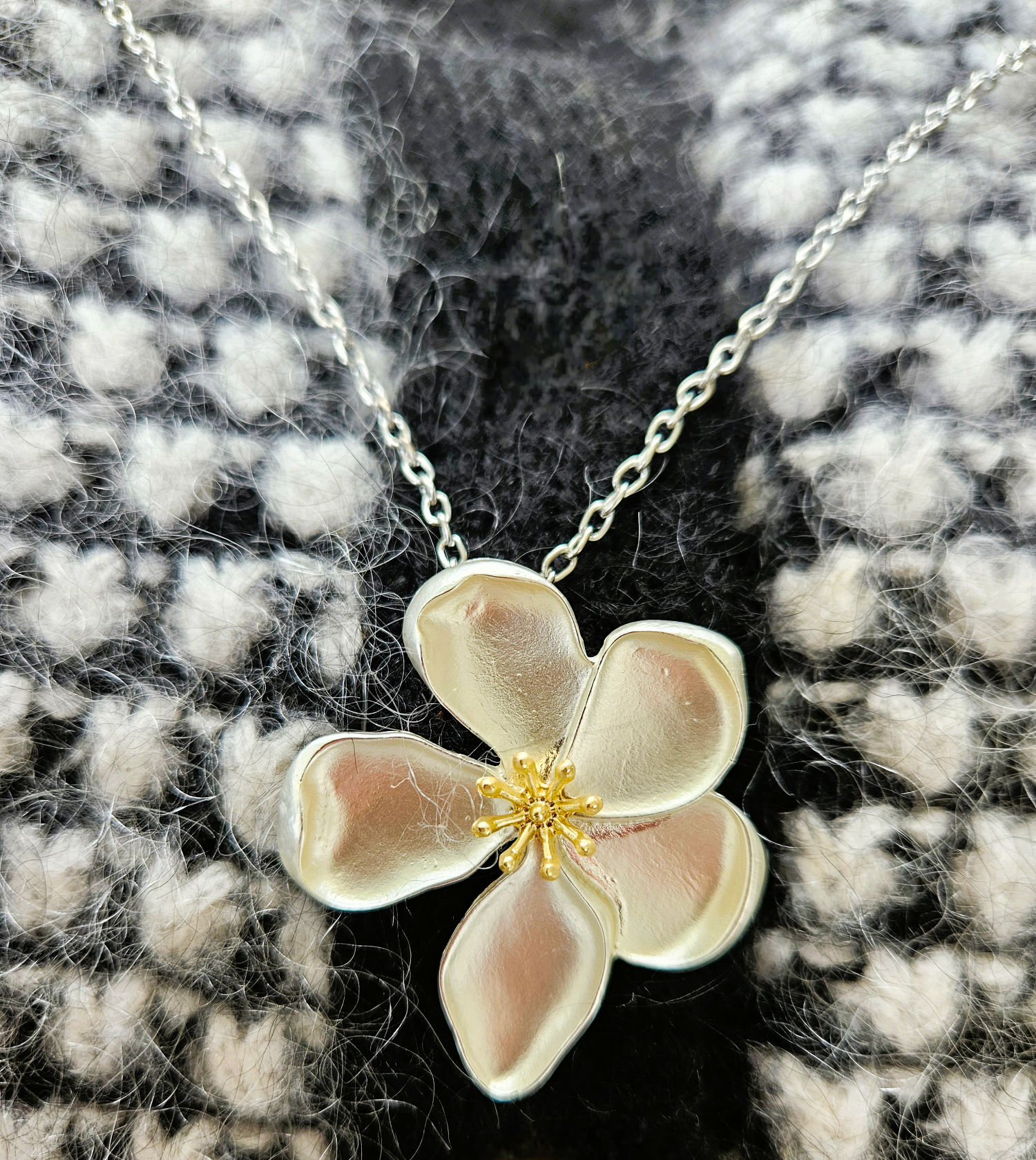 Hjortronblomma - berlock med kedja