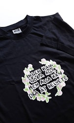 Svart T-shirt, Blomkrans med citatet "Ingen kan göra allt, men alla kan dra åt helvete"