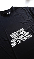 Svart T-shirt, med citatet "Ingen kan göra allt, men alla kan dra åt helvete"