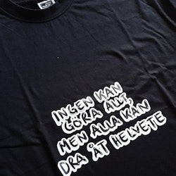 Svart T-shirt, med citatet "Ingen kan göra allt, men alla kan dra åt helvete"