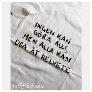 Vit T-shirt, med citatet "Ingen kan göra allt, men alla kan dra åt helvete"