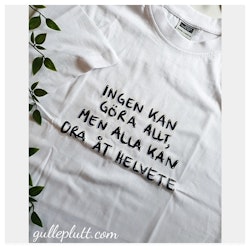 Vit T-shirt, med citatet "Ingen kan göra allt, men alla kan dra åt helvete"